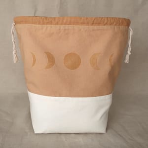 Pochette teinte à l’oignon – lune