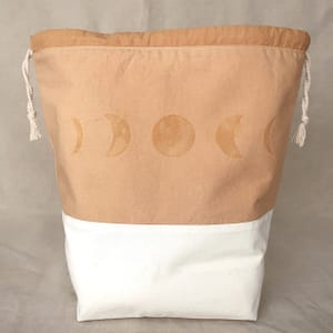 Pochette teinte à l’oignon – lune
