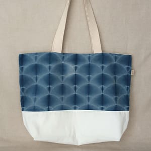 Sac cabas teint à l’indigo
