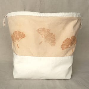 Pochette teinte à l’oignon – Gingko