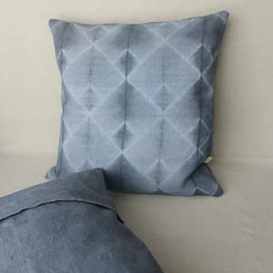 Housse de coussin teinte au bois de campêche