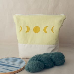 Pochette teinte à la gaude – lune
