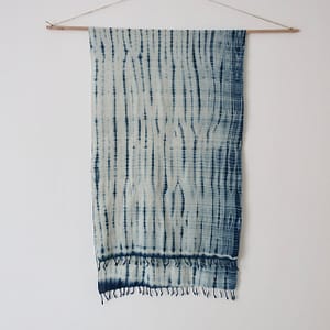 Echarpe / étole en coton teinte à l’indigo
