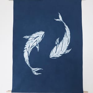 Grande tenture murale indigo – Carpes