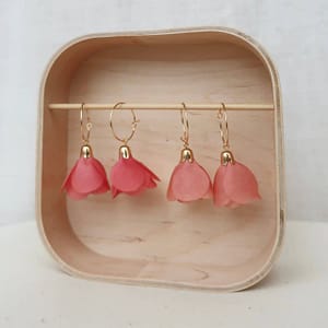 Boucles d’oreilles fleurs en soie – petites créoles