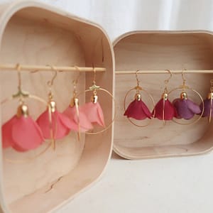 Boucles d’oreilles fleurs en soie – créoles suspendues