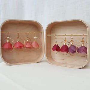 Boucles d’oreilles fleurs en soie – créoles suspendues