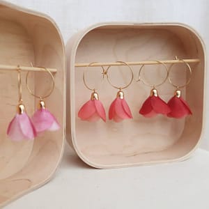 Boucles d’oreilles fleurs en soie – créoles