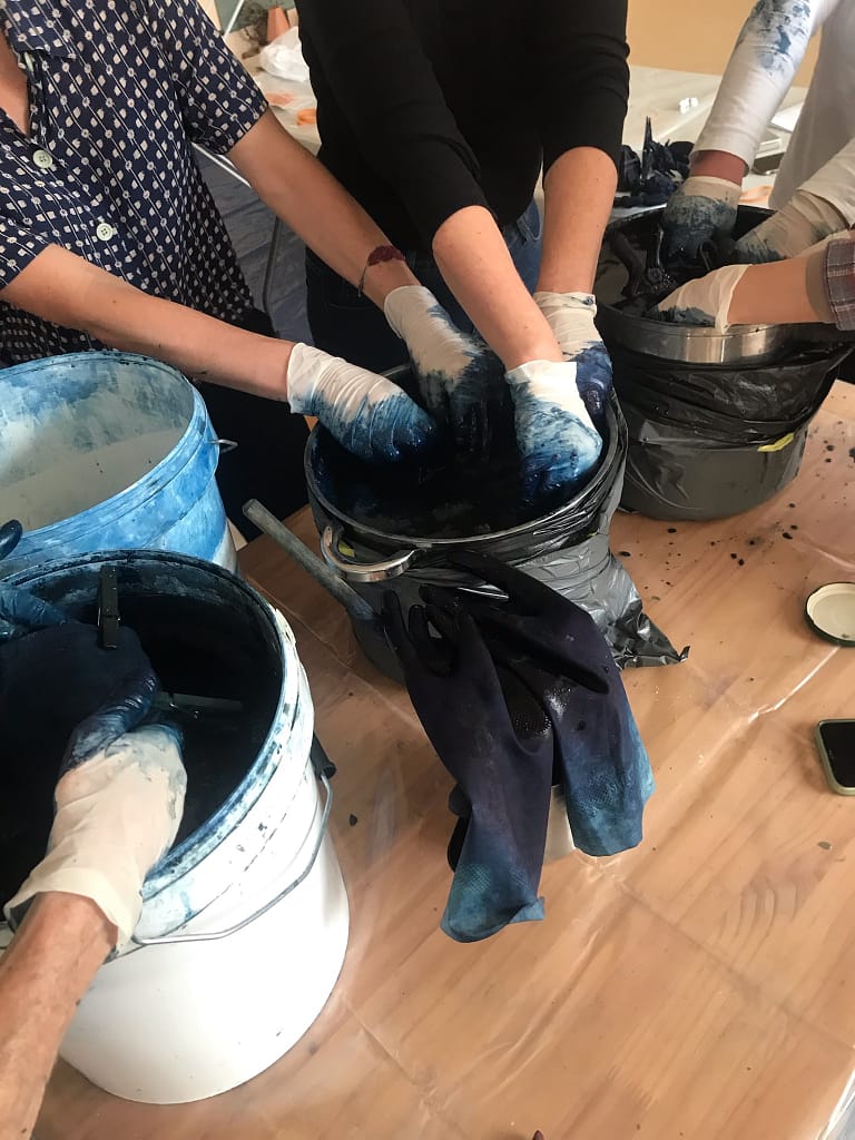 teinture dans la cuve à indigo