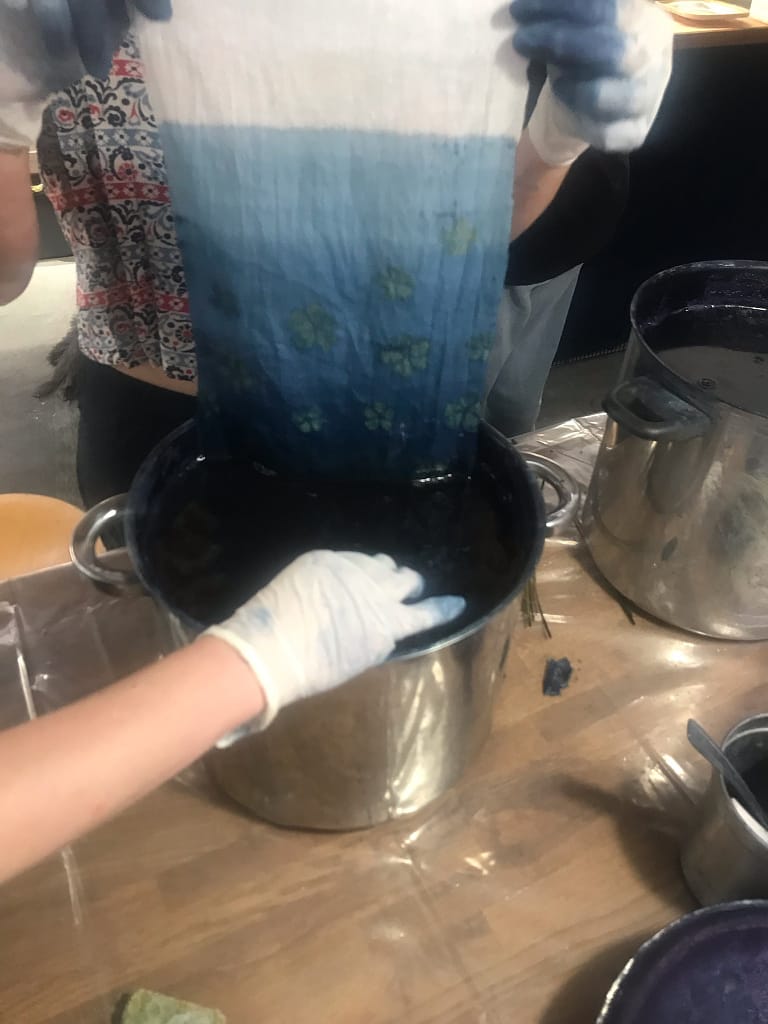 teinture dans la cuve à indigo